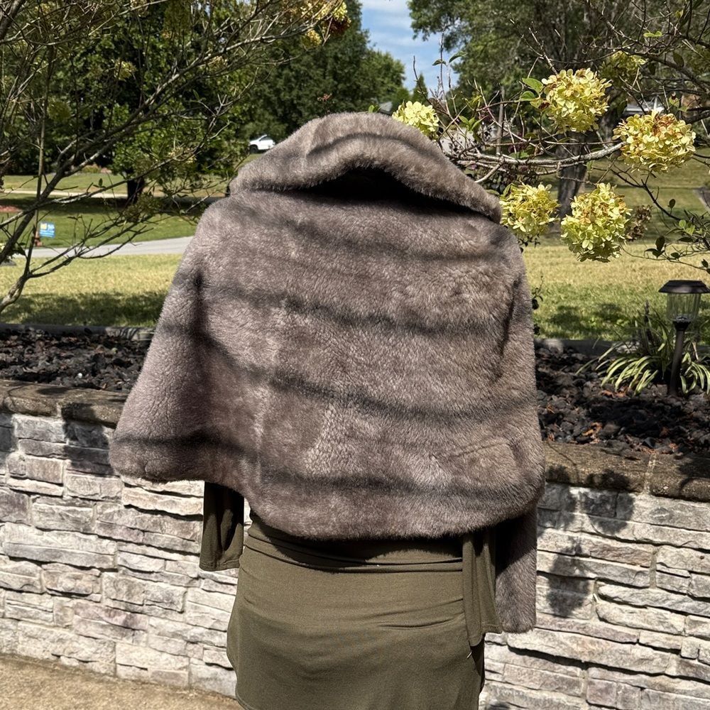 Elegant Gray Fur Shawl - Picture 3 of 9